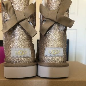 Women’s mini bailey bow sparkle gold Sz 6 & 8